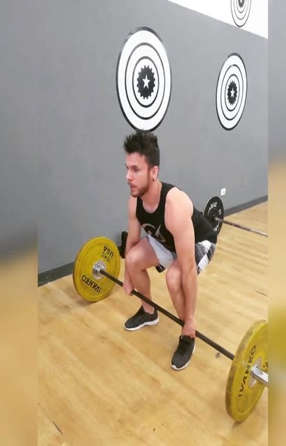 Alessandro Bergantin executando levantamento terra na academia