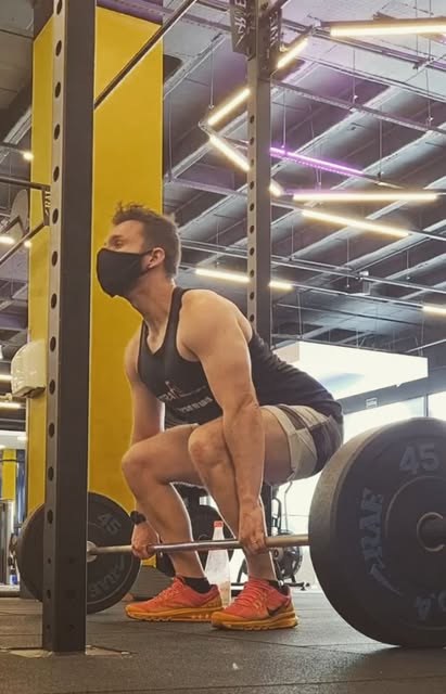 Alessandro Bergantin treinando agachamento com barra